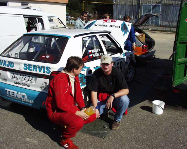 Prášil s Maškem v servisní zóně na Rallysprint Kopná 01'