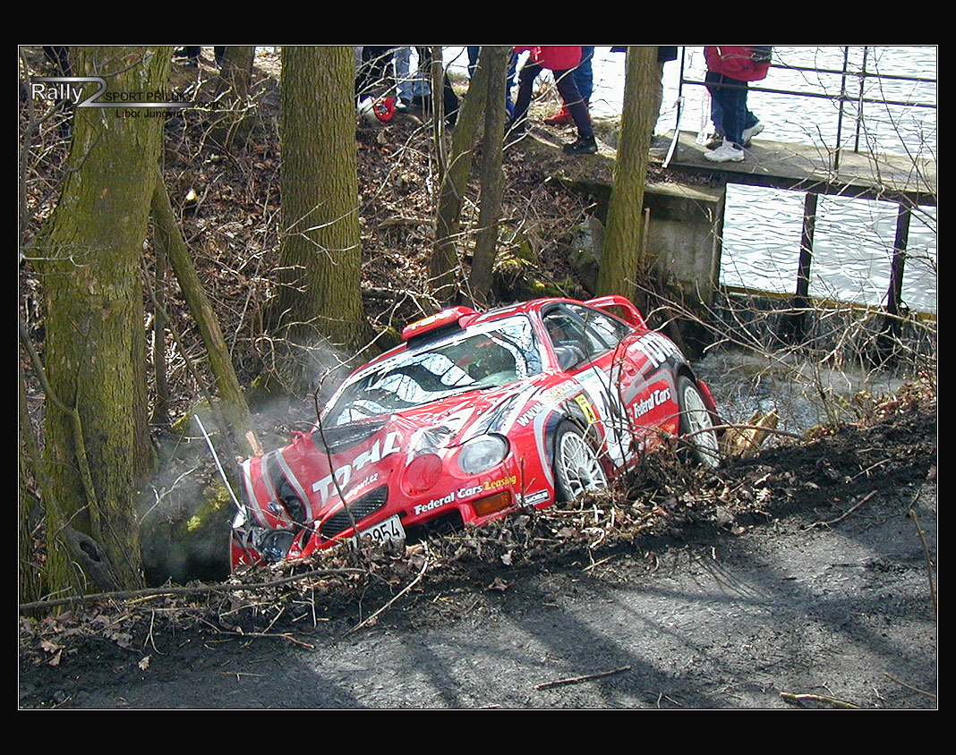Tomáš Vojtěch zaparkoval v roce 2001 na Rally Šumava svoji Toyotu do potoka kousek od klatov. Svezl s sebou i fotografa sebevraha, který měl štěstí že pro něj kamarád skočil do blízkého ryblíčka a v částečném bezvědoví vytáhl na břehl. Nakonec to odnesla jen zlomená ruka a otřes mozku ...