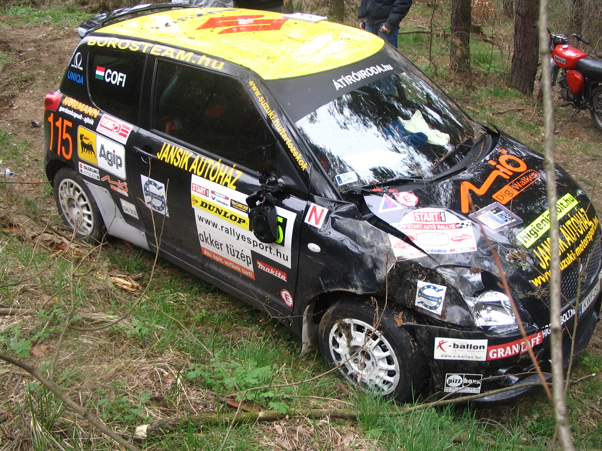 Suzuki Swift vlítlo po tečně rovnou do lesa a následně šlo přes boudu