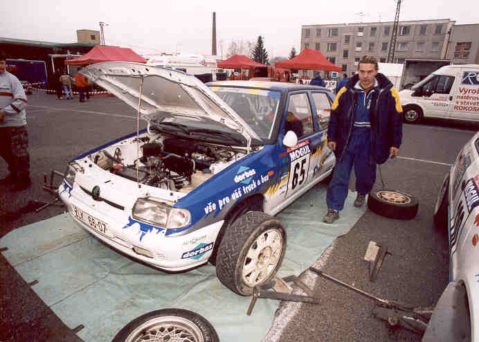 A takto to vypadalo v servisní zóně na Šumavské rally